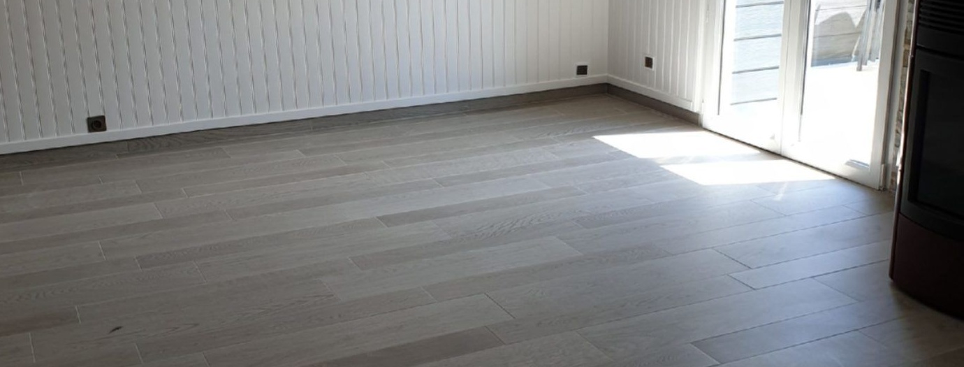 Après rénovation carrelage sol séjour - grès cérame aspect parquet à Évian-les-Bains