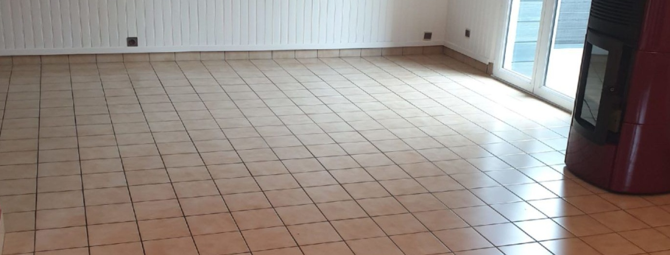 Avant rénovation sol séjour - ancien carrelage démodé à Évian-les-Bains